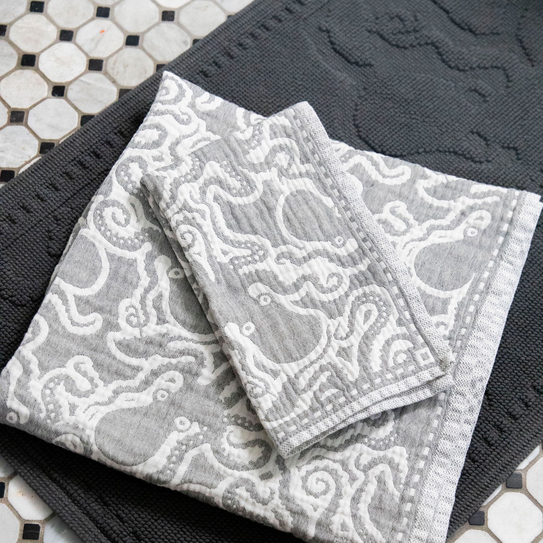 Stay Dry Octopi Towel Set - Image 3